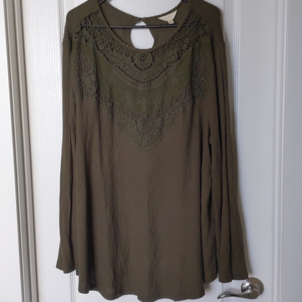 Green sweater with applique